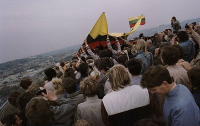 1988 10 07  Vilnius. Vėliavos pakėlimas Gedimino bokšte