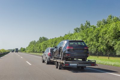 Automobilis su priekaba