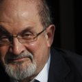 Rašytojas Rushdie išleido memuarų knygą, kurioje pasakoja apie pasikėsinimą jį nužudyti