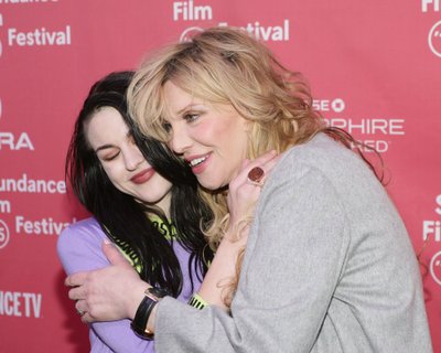 Frances Bean Cobain su mama Courtney Love