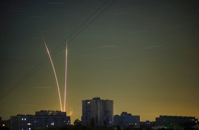 Iš Rusijos Belgorodo srities į Ukrainą paleistos raketos užfiksuotos Kharkive. 2022 m. rugsėjo. 1 d., Ukraina