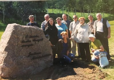 Alksniakiemio krašto bendruomenė su J. Marcinkevičiaus žmona Genovaite, broliu Romu ir seserim Dalia