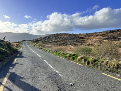 Motociklininko Karolio Mieliausko iššūkis – 2600 km kelionė motociklu per vakarinę Airijos pakrantę ir čia esančiu Laukiniu Atlanto keliu. 