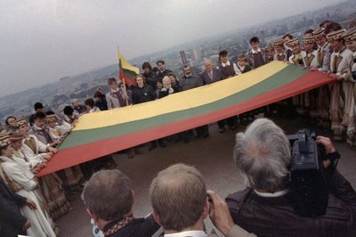 1988 10 07  Vilnius. Vėliavos pakėlimas Gedimino bokšte