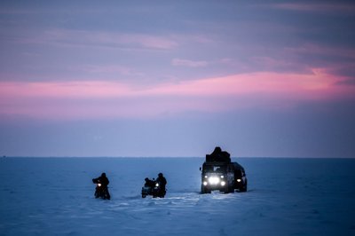 Baikalo iššūkio dalyviai savo ekspediciją baigė lenktynėse ant ledo