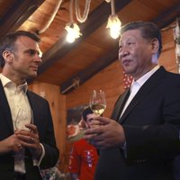 Macronas Xi Jinpingui įteikė labai simbolišką dovaną 