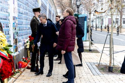 Gėlių padėjimas prie žuvusių Ukrainos gynėjų Atminimo Sienos