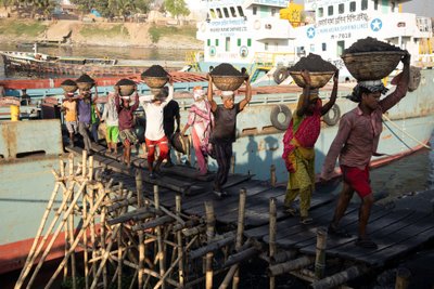 Darbininkai iškrauna anglį iš krovininio laivo Dakoje, Bangladeše