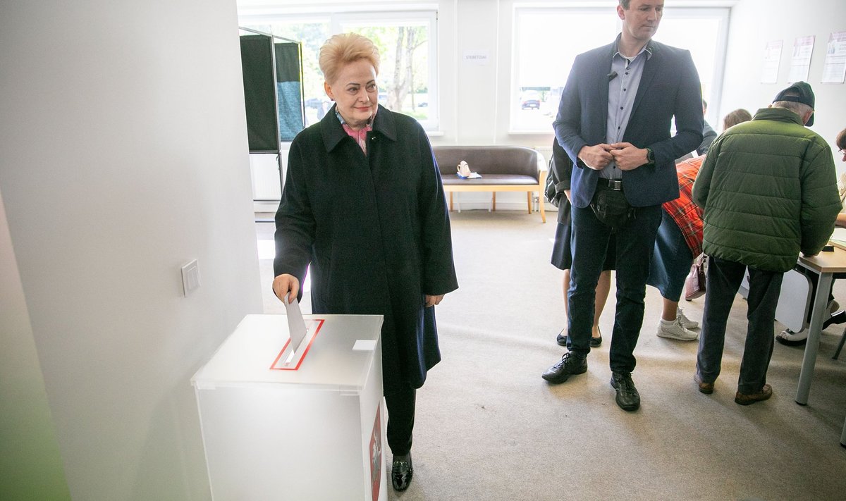 Dalia Grybauskaitė balsuoja Prezidento rinkimuose 