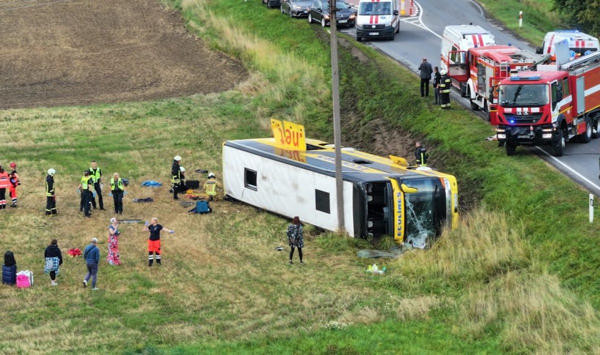 Twenty people hurt in bus crash