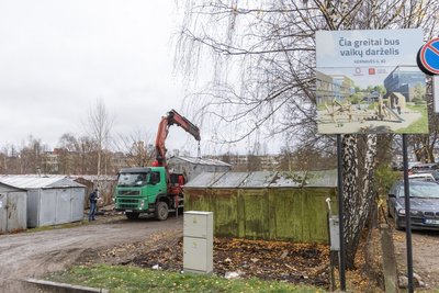 Šnipiškėse tęsiamas metalinių garažų nukėlimas