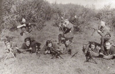 Vytauto apygardos partizanai, ginkluoti įvairių modelių kulkosvaidžiais. (Už laisvę ir tėvynę. Vilnius: LGGRTC, 2007)