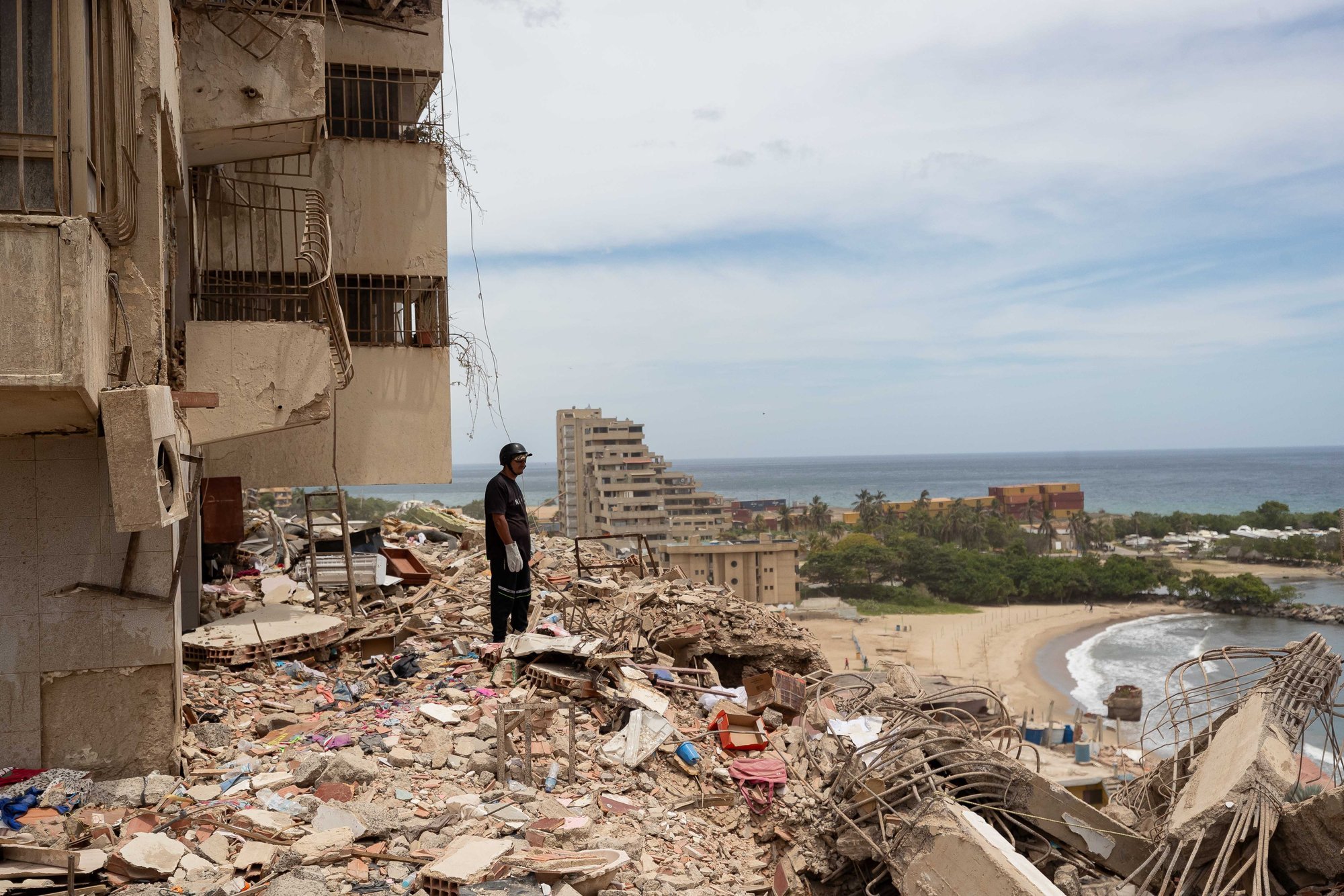 At least 1,719 dead in Venezuela earthquake, latest figures show