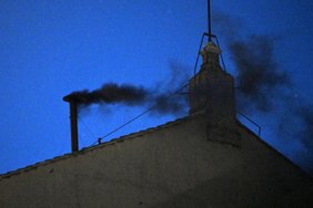 Konklava: kodėl pirmųjų dūmų teko laukti taip ilgai?