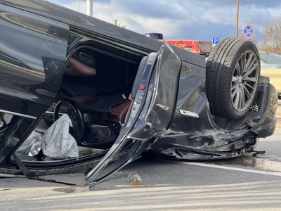 Trakų plente  BMW automobilis apvirto ant stogo