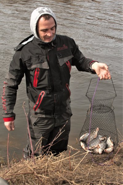 Žvejys su pagautais žiobriais. 2019 kovo mėn.