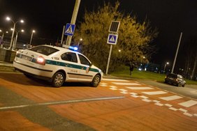 Dotnuvoje automobilis perėjoje partrenkė vaiką, vairuotojo ieško policija 