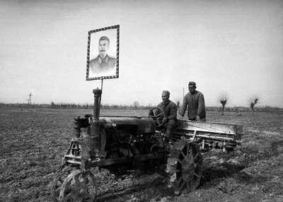 Su Stalino atvaizdu į šviesų rytojų. „Kolektyvizuoti“ Sovietų Sąjungos valstiečiai.