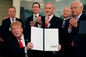 Krymas nebūtų pirmasis – Trumpas jau yra pripažinęs teritoriją ją okupavusiai valstybei