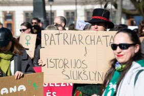 Vilniuje Tarptautin? moter? solidarumo diena pamin?ta eityn?mis