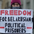 Išlaisvinta Baltarusijos aktyvistė teigė, kad kalėjime buvo kankinama