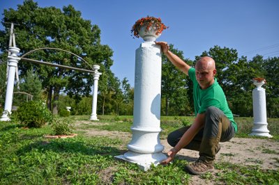 Pirkdamas apleistas buvusias arklides su krūmokšniais apaugusia teritorija Gediminas Ambraška nė nenutuokė, kad tame šabakštyne atras net du tvenkinius, o vieno jų dumble – įspūdingas kolonas