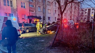 Mažeikiuose nuo kelio nuskriejo ir apvirto automobilis, žuvo vairuotoja