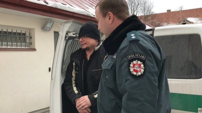 Emilis Vėlyvis atvesdintas į policijos komisariatą