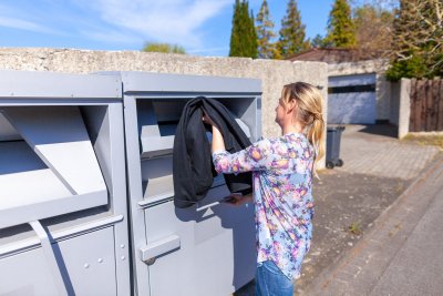  Į tekstilės atliekoms skirtą konteinerį galima dėti drabužius, avalynę, rankines, diržus, užuolaidas, patalynę, minkštus žaislus