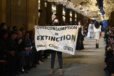 Paryžiuje klimato aktyvistai sutrikdė „Louis Vuitton“ kolekcijos pristatymą