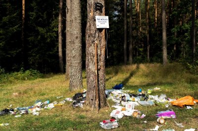 Šiukšlių kalnai upės pakrantėje