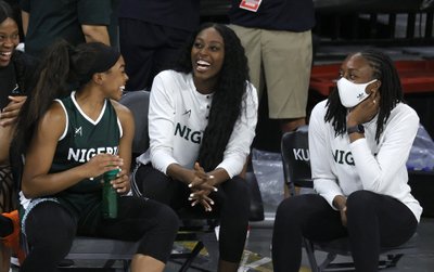 Nneka Ogwumike (dešinėje), Chiney Ogwumike (viduryje)