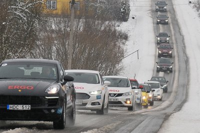 Keliuose pašalus - slidu, reikia barstyti druskų