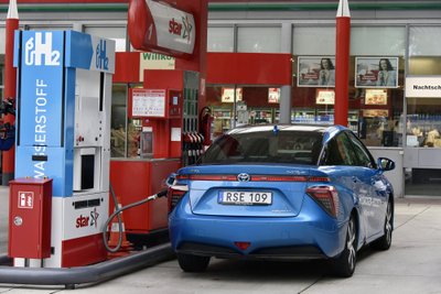 "Toyota Mirai" vandenilio bako užpildymas specialioje degalinėje trunka 5 minutes