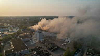 Lentpjūvėje Panevėžyje kilo didelis gaisras: gyventojai gavo pranešimus apie oro taršą