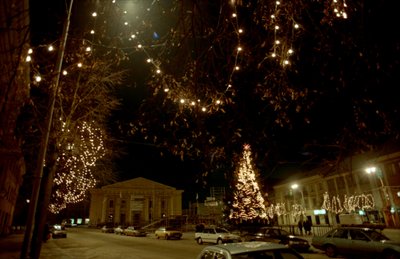 Vilnius, 1995 m. gruodžio 20 d. (ELTA). Kalėdų eglė - Vilniaus Rotušės aikštėje. Kęstučio Vanago (ELTA) nuotr.