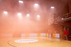 Naujoji „Wolves“ arena paskendo raudonuose dūmuose, įsisiautėjusius sirgalius ramino kumščiai ir ašarinės dujos