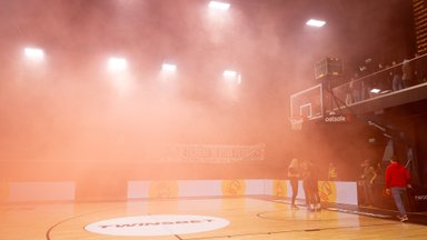 Naujoji „Wolves“ arena paskendo raudonuose dūmuose, įsisiautėjusius sirgalius ramino kumščiai ir ašarinės dujos