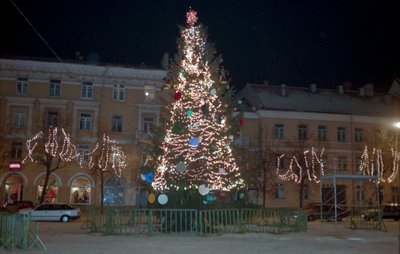 Vilnius, 1995 m. gruodžio 20 d. (ELTA). Kalėdų eglė – Vilniaus Rotušės aikštėje. Kęstučio Vanago (ELTA) nuotr.