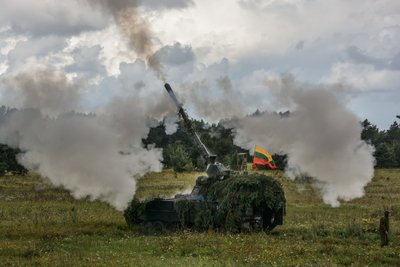 Į taikinius Baltijos jūroje atlikti pirmieji šūviai iš Lietuvos kariuomenės haubicų PzH2000