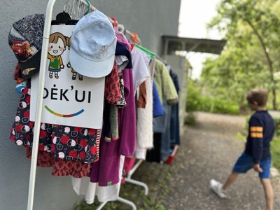 Vilniaus Sapiegų parke esančioje "Miesto laboratorijoje" - tik vaikiškiems drabužiams skirta DĖK'ui kabykla.