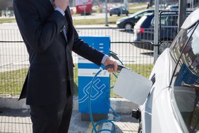 Kilo klausimas dėl elektromobilio parkavimo Vilniuje: ar kraunantis irgi reikės mokėti už stovėjimą? 