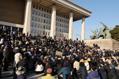 Pietų Korėjoje protestuotojai žygiuoja prezidento biuro link