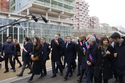 Emmanuelis Macronas dalyvavo olimpinio kaimelio atidarymo ceremonijoje