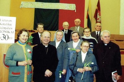 LKB kronikos bendražygiai Vilniaus miesto savivaldybėje, minint LKB kronikos 30-metį. Priekyje iš kairės: ses. Felicija Nijolė Sadūnaitė, Kauno arkivyskupas Sigitas Tamkevičius, ses. Gerarda Elena Šuliauskaitė, ses. Edita Regina Teresiūtė, ses. Bronė Vazgelevičiūtė, monsinjoras Alfonsas Svarinskas; antroje eilėje iš kairės: Kazimieras Kryževičius, Vladas Lapienis, Petras Plumpa, Jadvyga Bieliauskienė, Jonas Volungevičius. Vilnius, 2002 m.