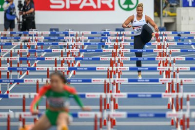 Rutulio stūmikės Jolien Boumkwo startas barjerinio bėgimo rungtyje