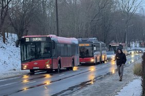 Rytinės avarijos sostinėje: „Volvo“ vairuotojas sudaužė 4 automobilius, apvirto mašina su vaikais