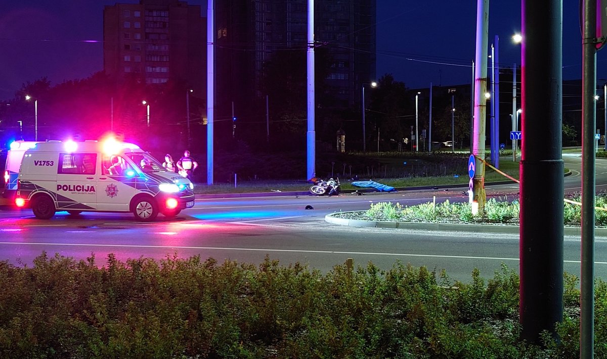 Vilniuje žuvo BMW motociklu nuo policijos sprukęs vyras