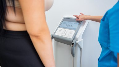 Valgote tiek pat, bet svoris auga? Gydytoja paaiškino, kodėl menopauzės metu kūnas ima kaupti kilogramus