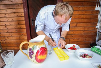 Rūkytų braškių kokteilis su jogurto ledukais